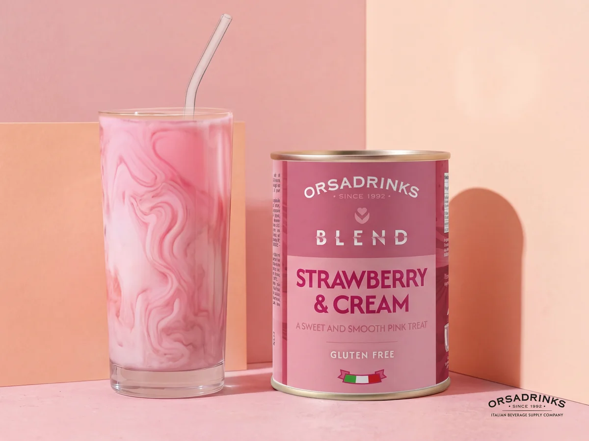 Blend Strawberry & Cream ODK servido en frío — iced latte rosa