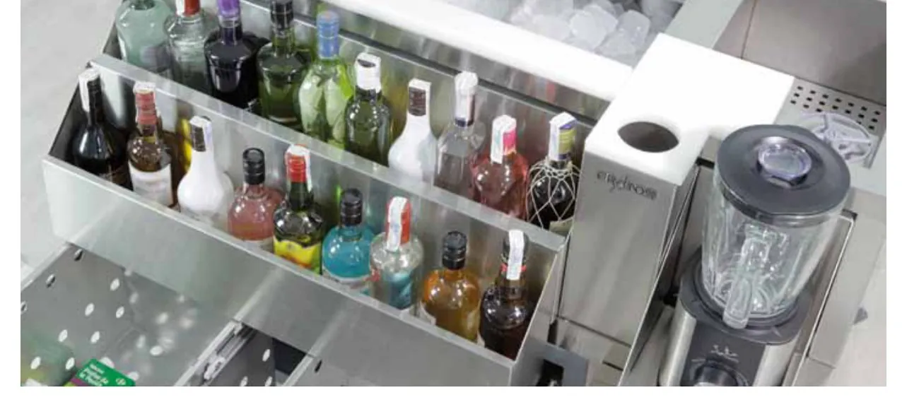 Estación de coctelería profesional de acero inoxidable Eratos con cubas refrigeradas para botellas, hielo y batidora integrada