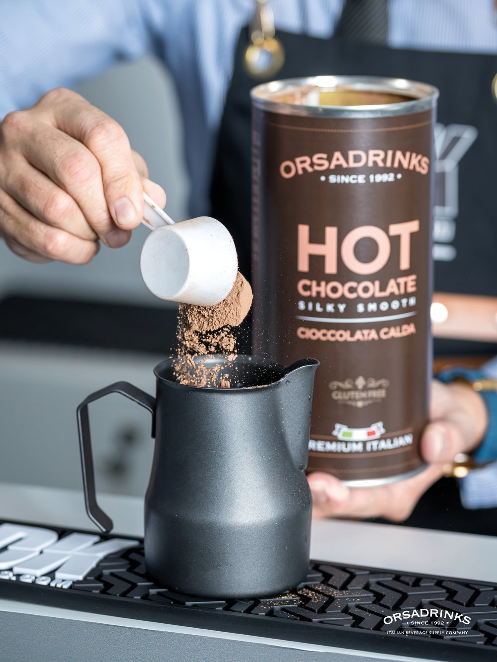 Barista dosificando ODK Hot Chocolate en la jarra