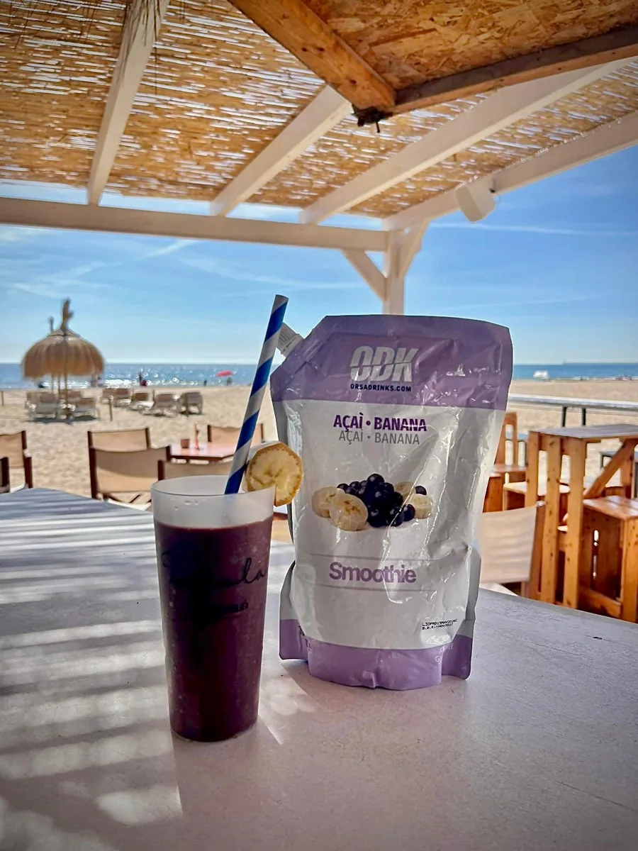 Smoothie ODK Açaí & Banana servido en un chiringuito de playa en Canarias