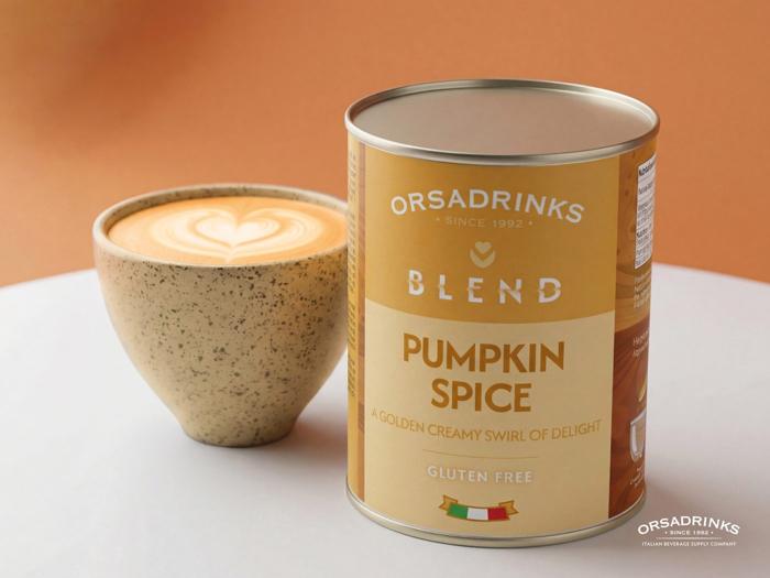 Pumpkin Spice latte con arte latte junto al bote de Blend Pumpkin Spice ODK
