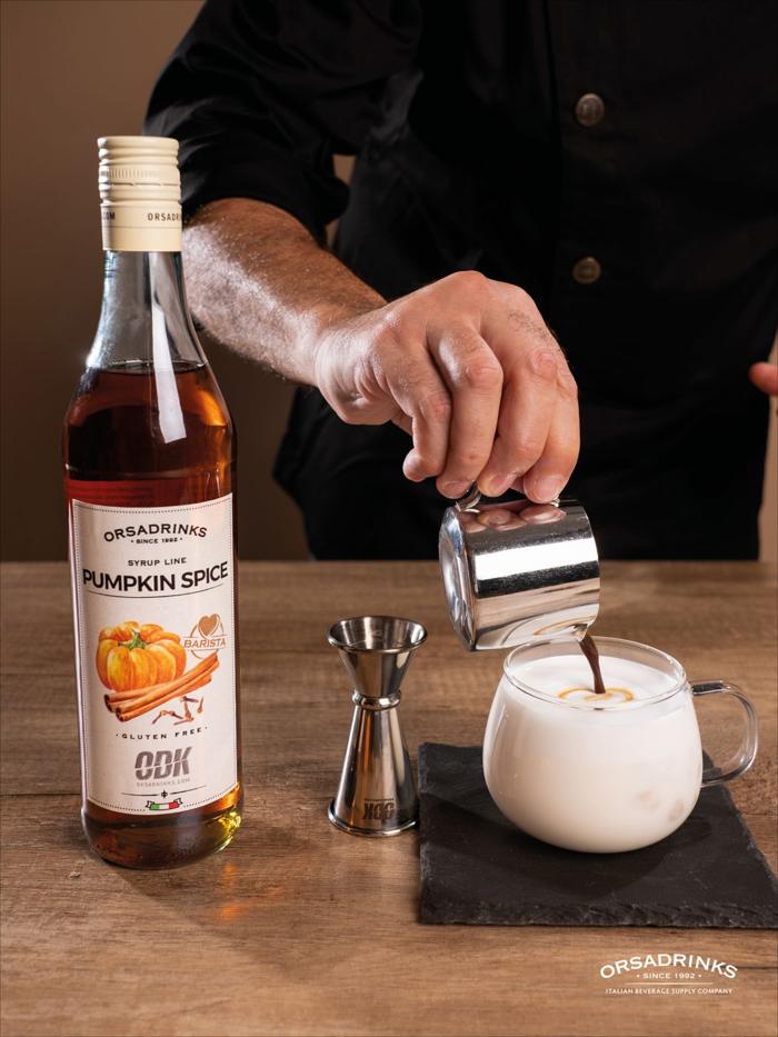 Bartender dosificando sirope Pumpkin Spice ODK con jigger