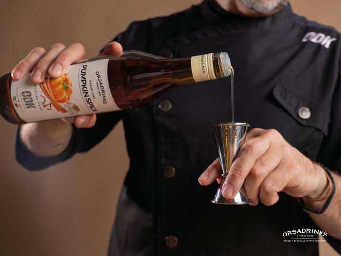 Sirope Pumpkin Spice ODK dosificado con jigger
